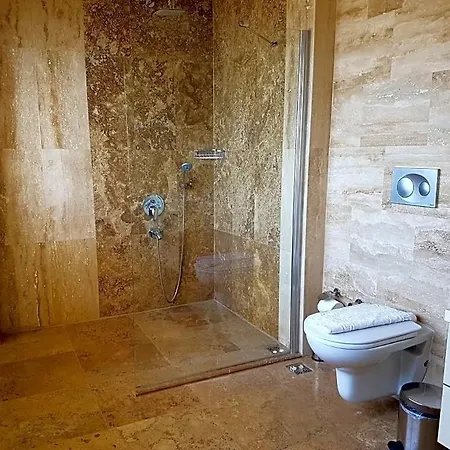 Sleeps 14 Pool Air Con Wifi וילה קלקן