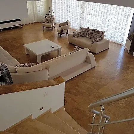 Sleeps 14 Pool Air Con Wifi
